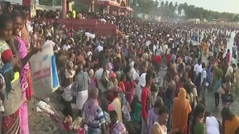 Pilgrims performing ancestral rituals at Agni Theertham, Rameswaram
